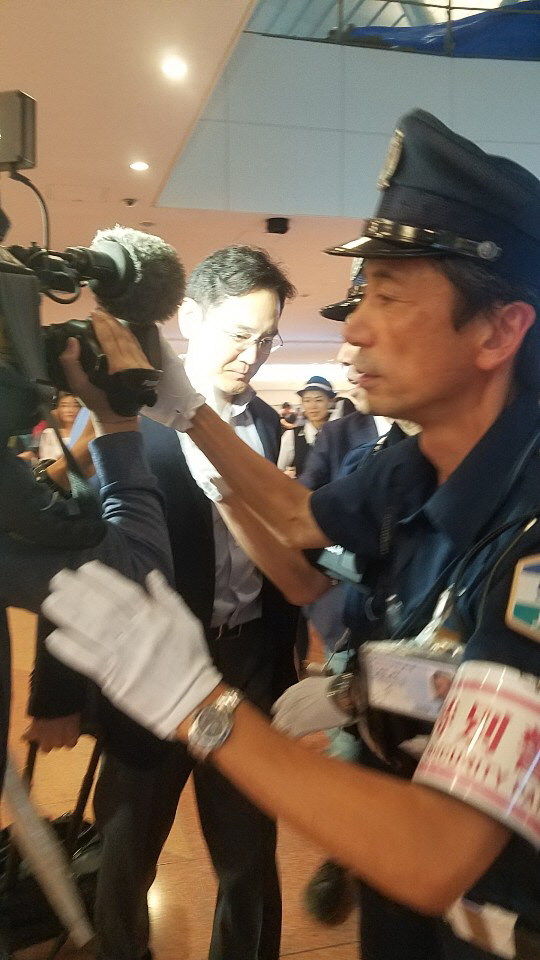 이재용 삼성전자 부회장(가운데)이 일본 정부의 대한국 수출 규제에 대한 대책 논의를 위해 지난 7일 밤 일본 하네다공항에 도착하고 있다.  연합뉴스